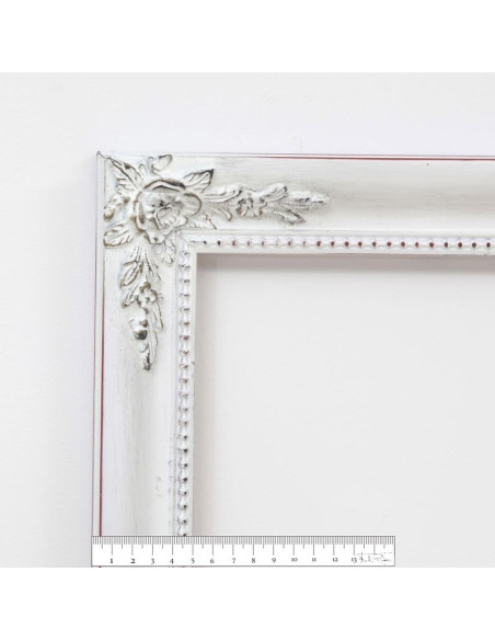 Marco a medida. Blanco decapé. Con adornos en las esquinas