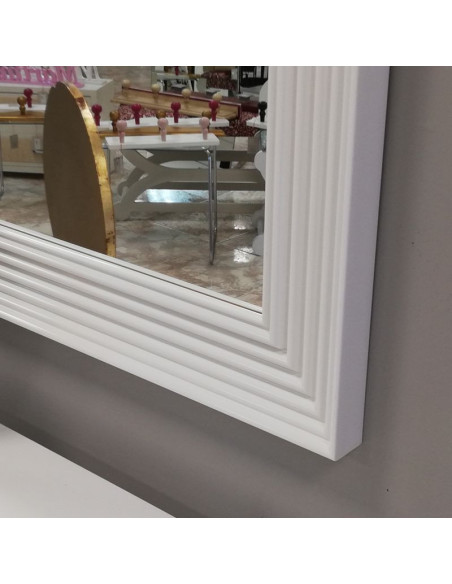 Espejo con marco blanco lacado
