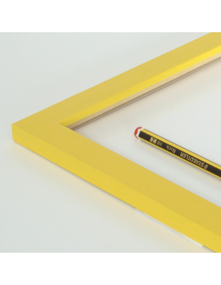 marco amarillo 2 cm.