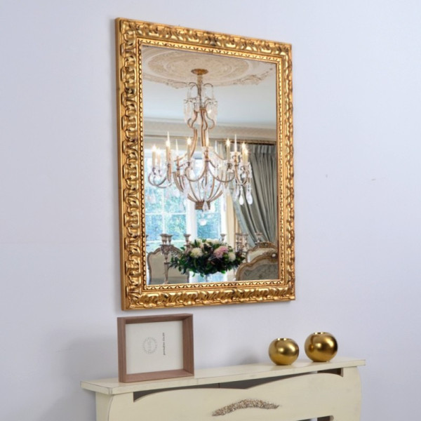 Espejo con marco dorado y tallado