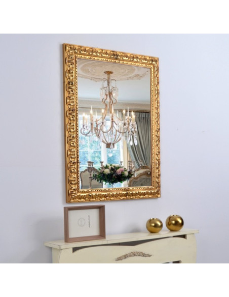 Espejo con marco dorado y tallado